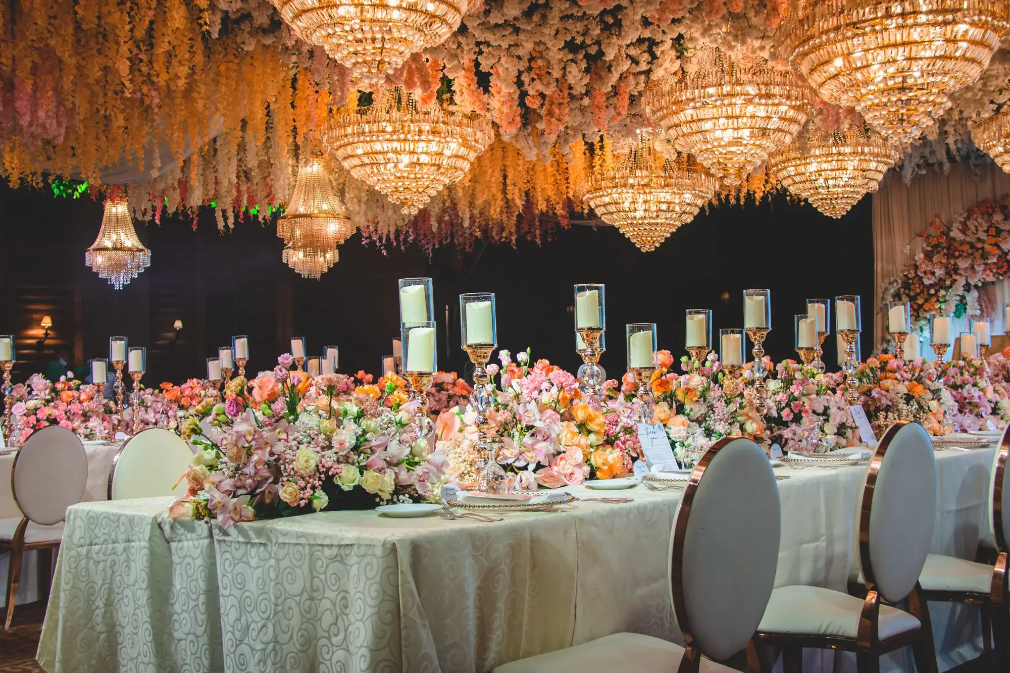 Salle de bal décorée de fleurs et chandeliers, soirée de gala