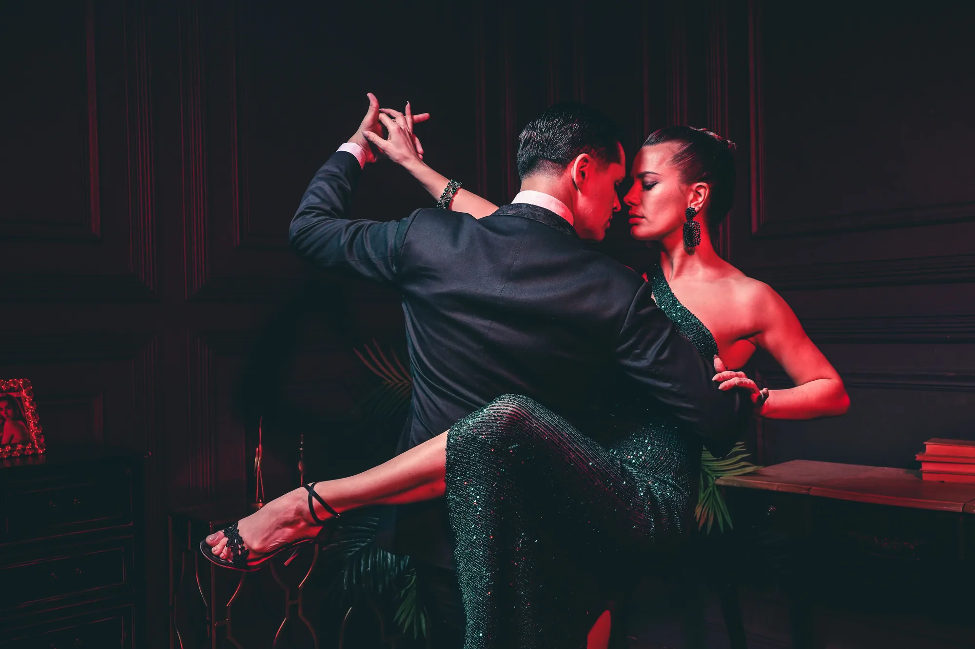 Couple élégant dansant lors d'une soirée de gala