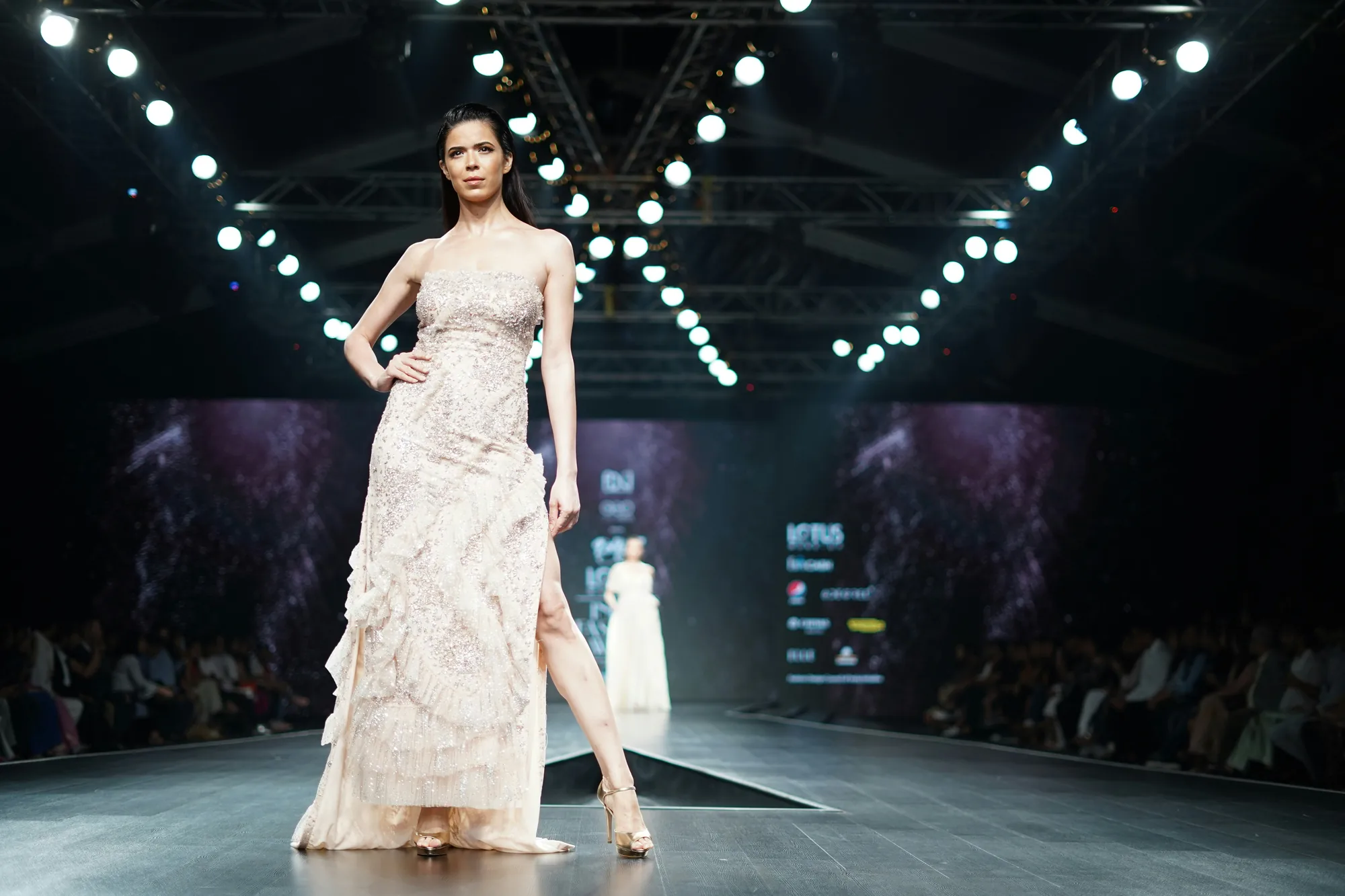 Défilé de haute couture, robe brodée sur podium