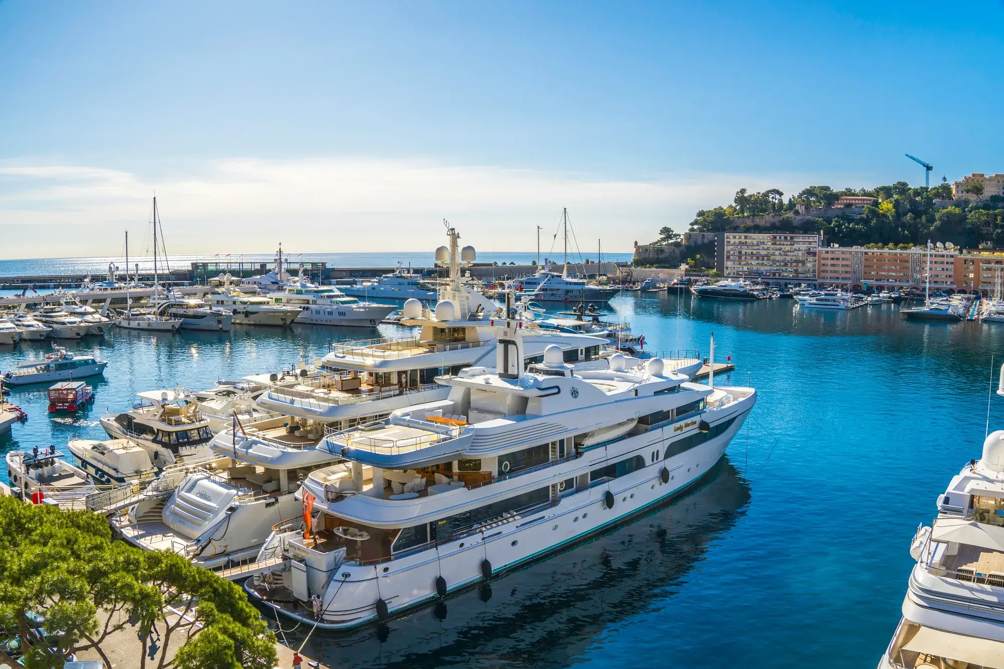 Superyachts amarrés à Port Hercule, Monaco Yacht Show
