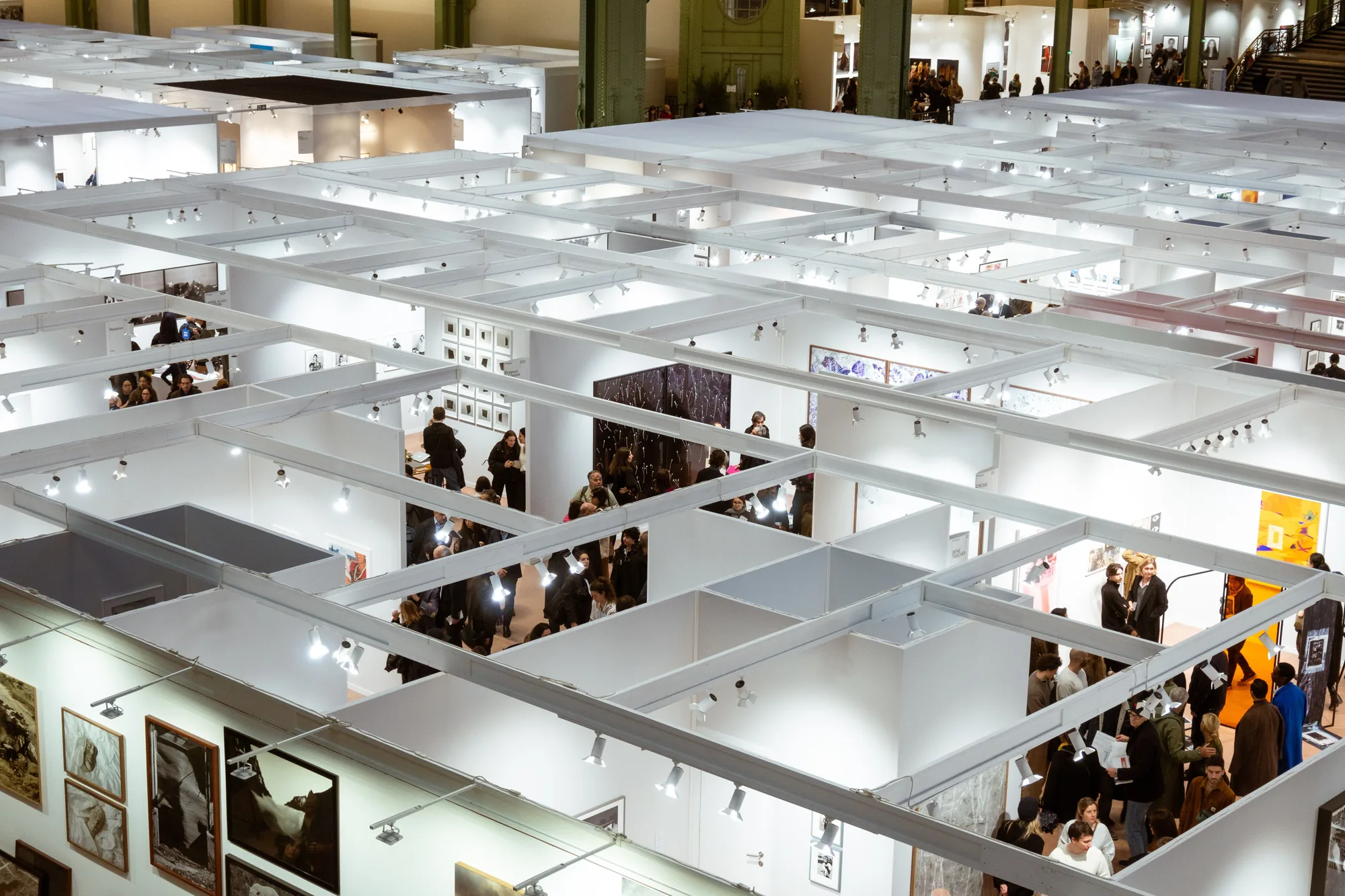Foire d'art contemporain, stands de galeries sous verrière