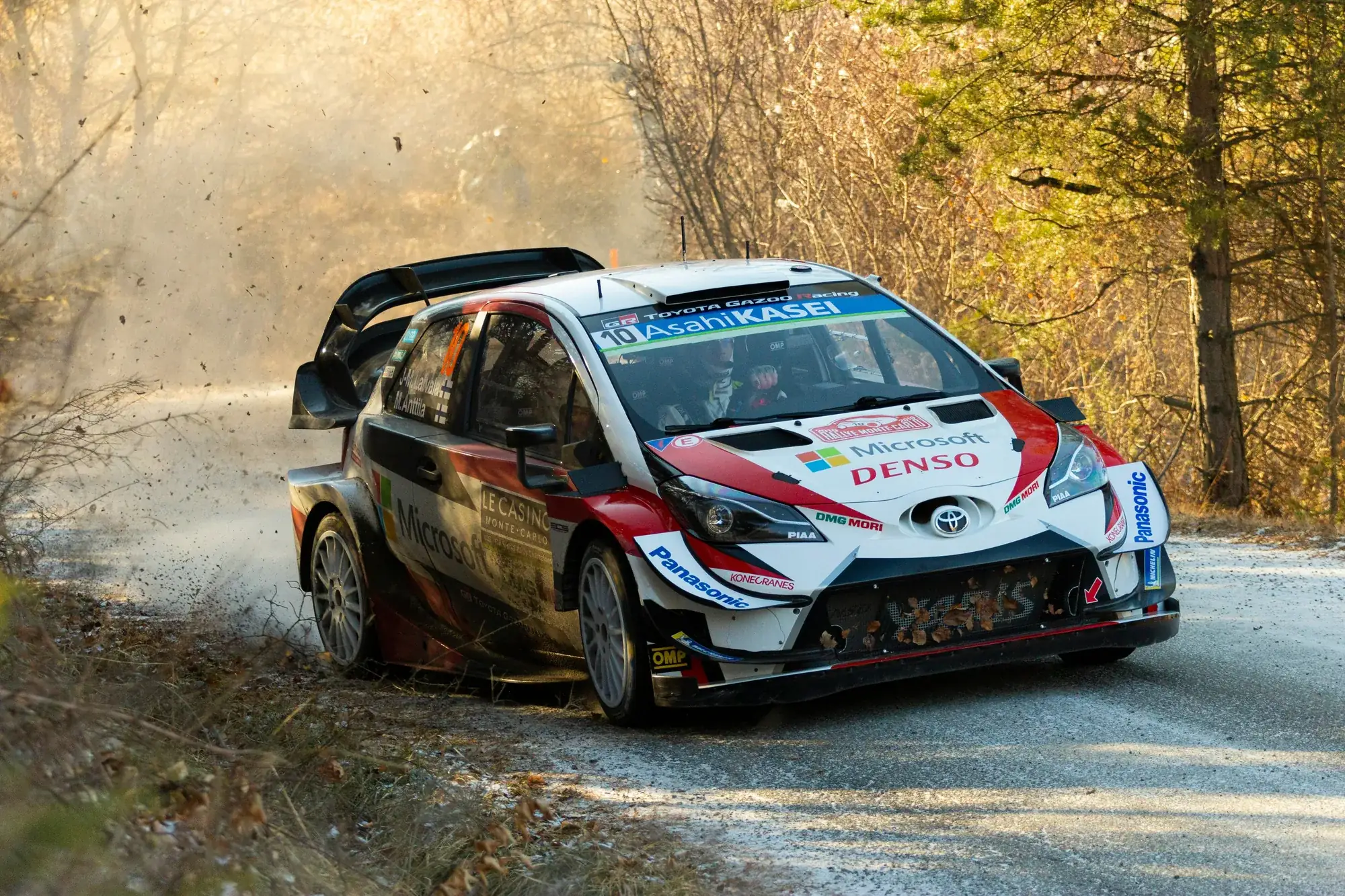 Voiture de rallye sur route de montagne enneigée, Rallye Monte-Carlo