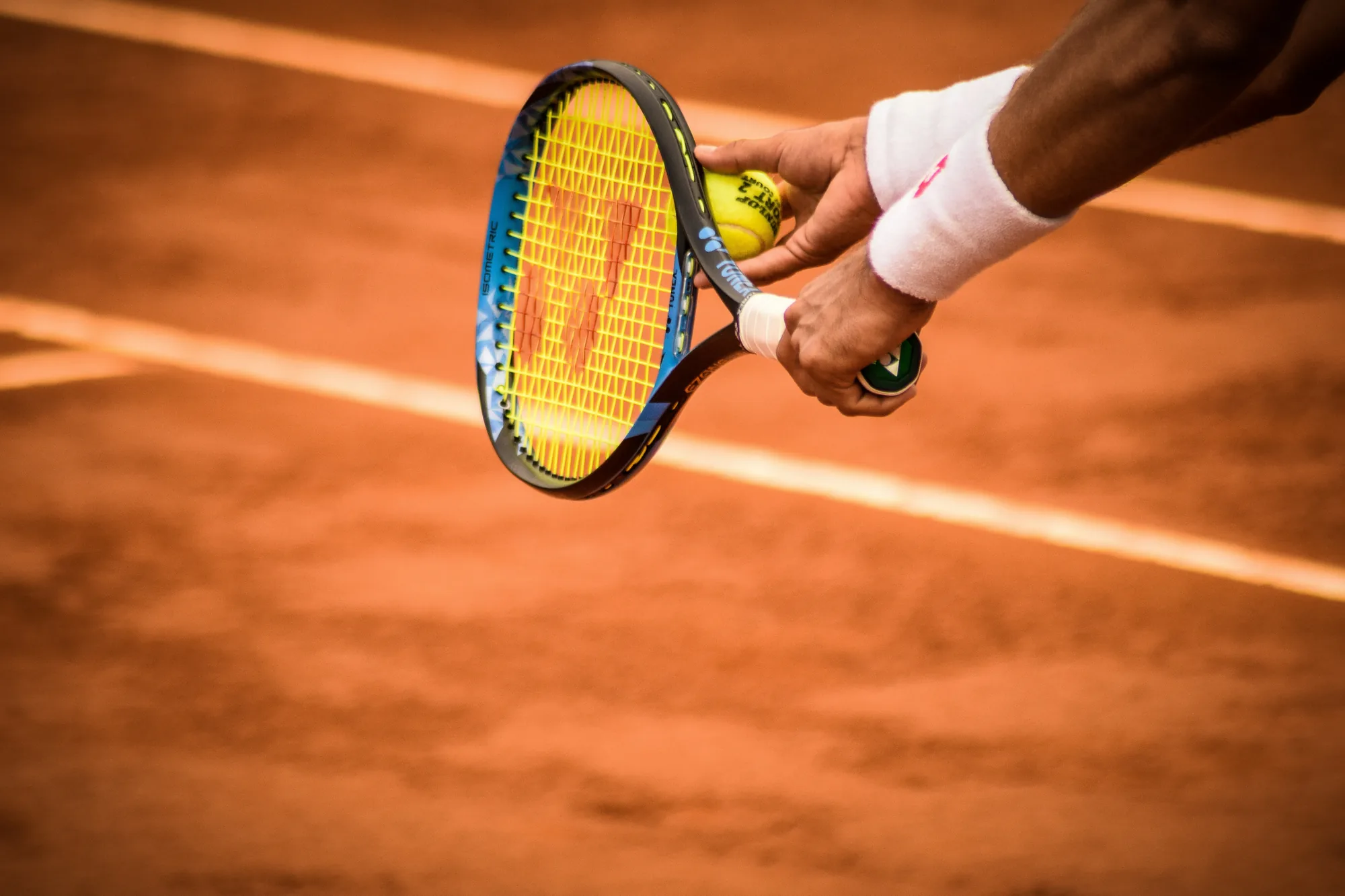 Raquette et balle de tennis sur terre battue, Roland-Garros