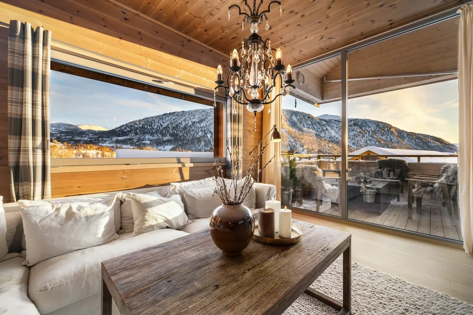 Salon d'un chalet de luxe avec vue sur les montagnes enneigées