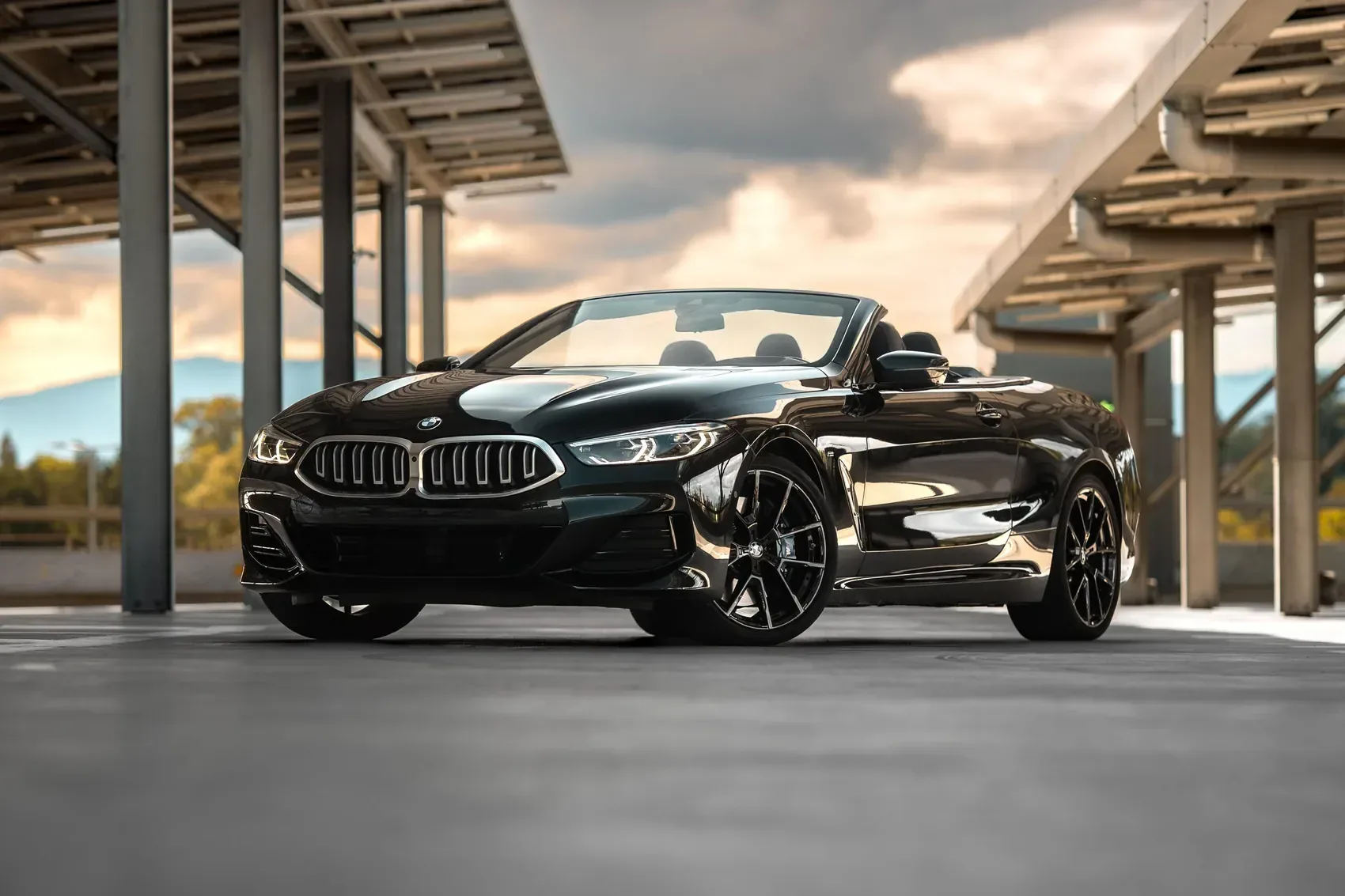 BMW 840i Cabriolet, vue avant trois quarts, capote ouverte