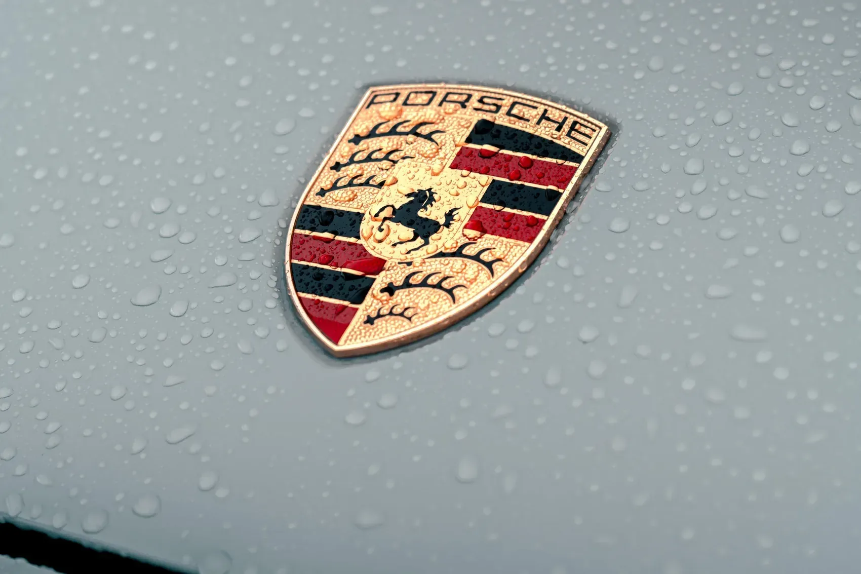 Écusson Porsche sur le capot