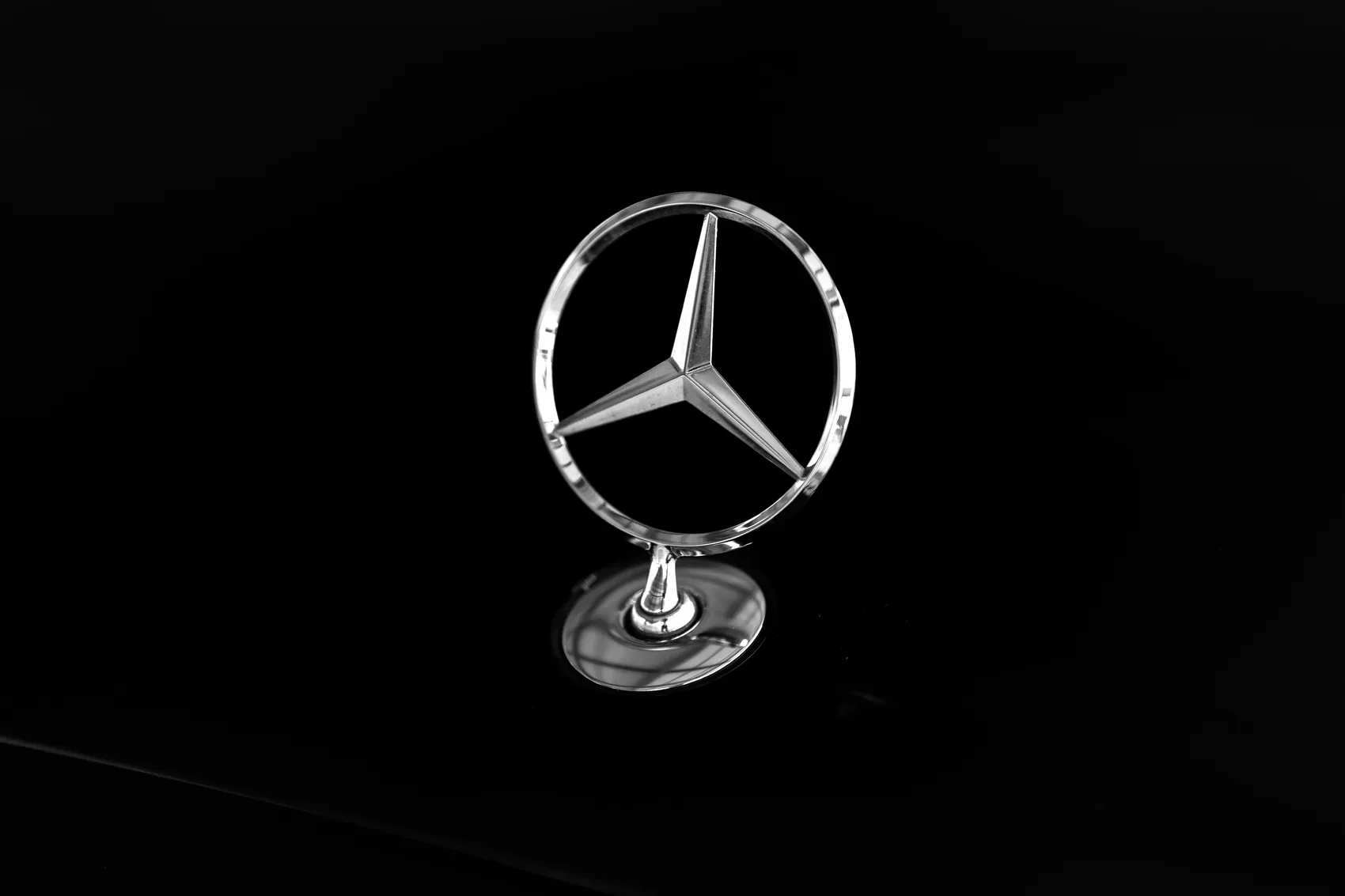 Étoile Mercedes sur le capot