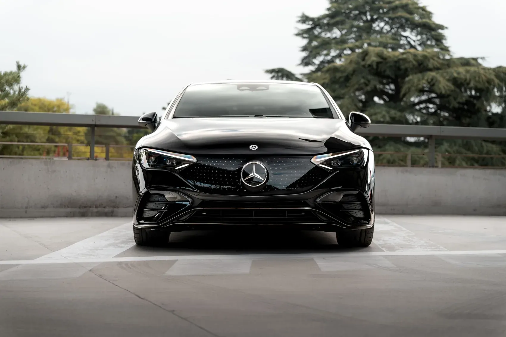 Mercedes-Benz EQE 350, front view with star-pattern grille