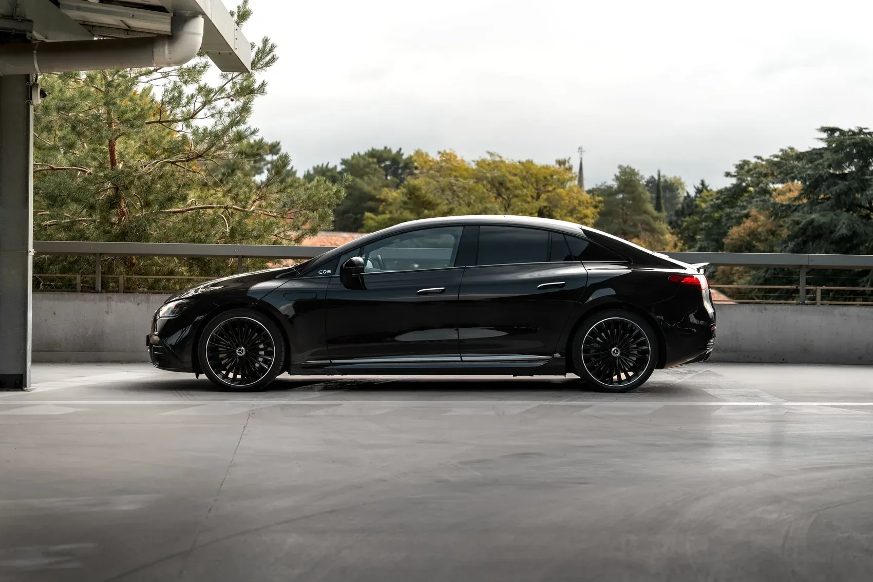 Mercedes-Benz EQE 350, side view