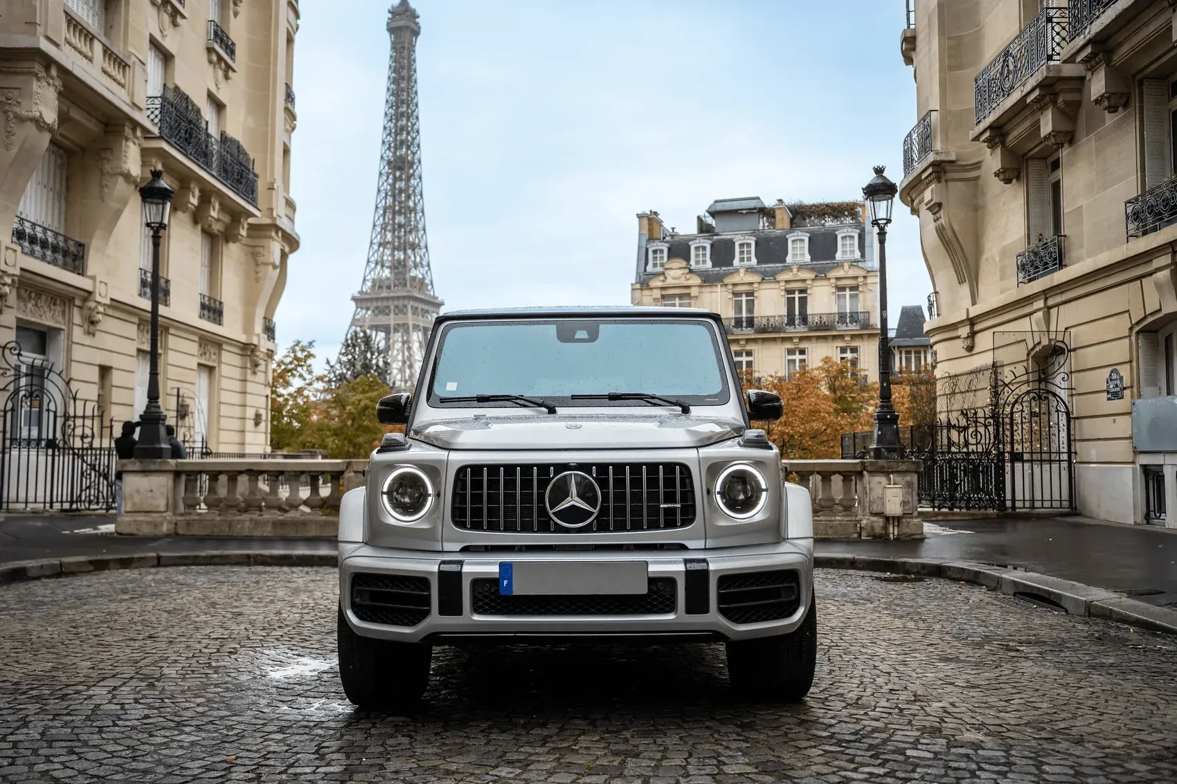 Mercedes-Benz G63 AMG, vue de face dans une rue parisienne