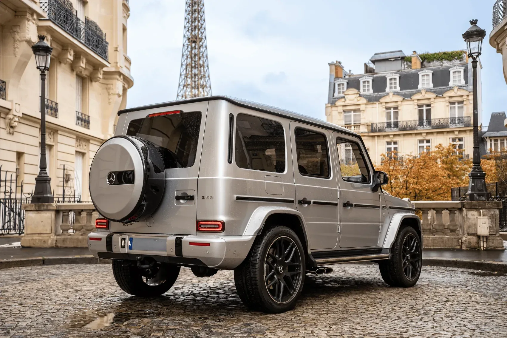 Mercedes-Benz G63 AMG, vue arrière trois-quarts, roue de secours latérale