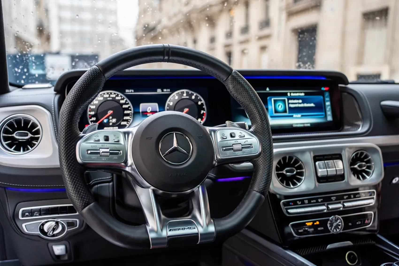 Détail du volant AMG et de l'écran multimédia