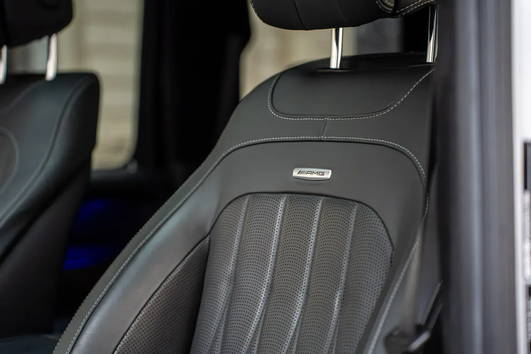 Détail de l'écusson AMG sur le dossier du siège