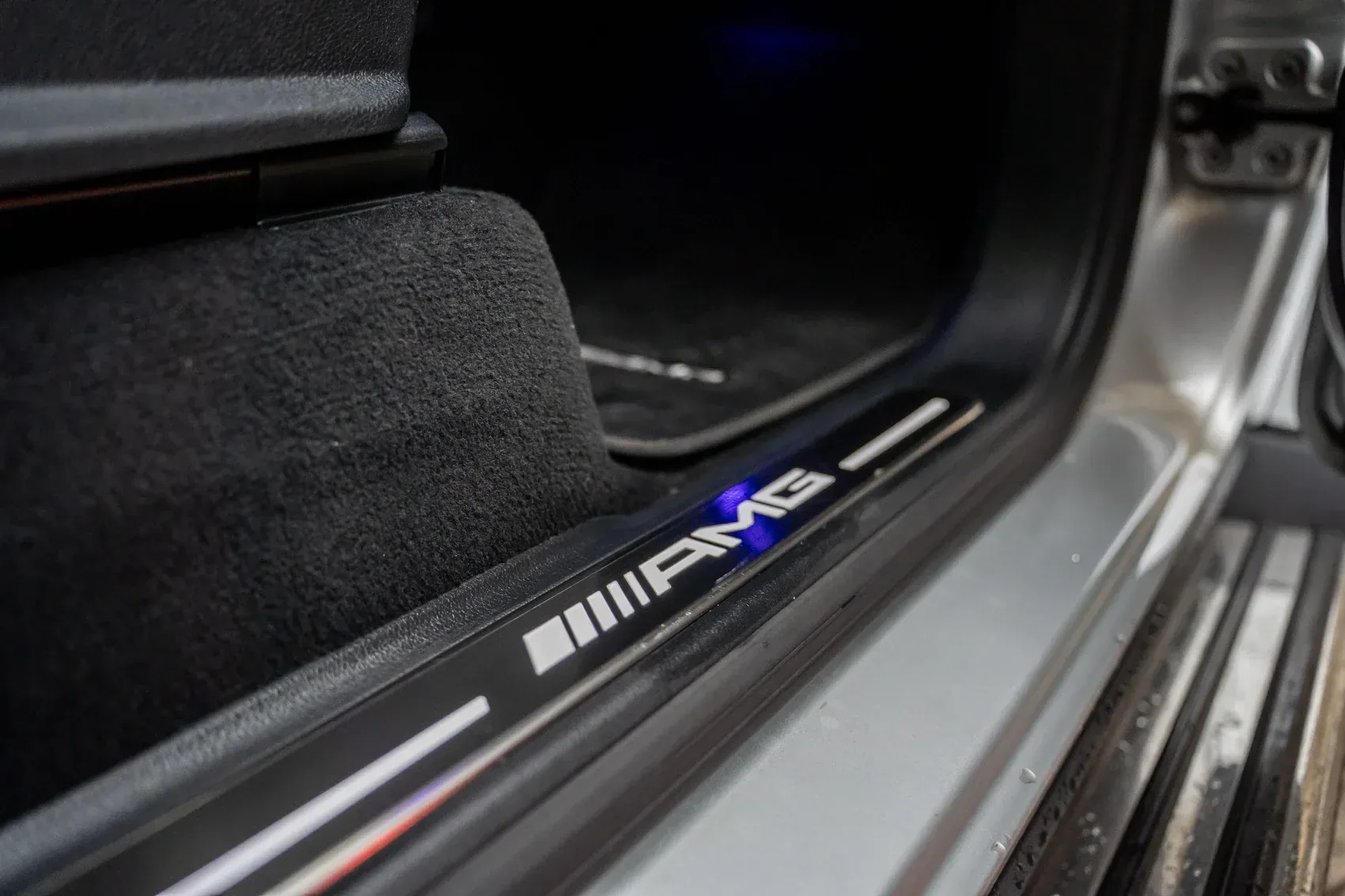 Seuil de porte lumineux avec logo AMG