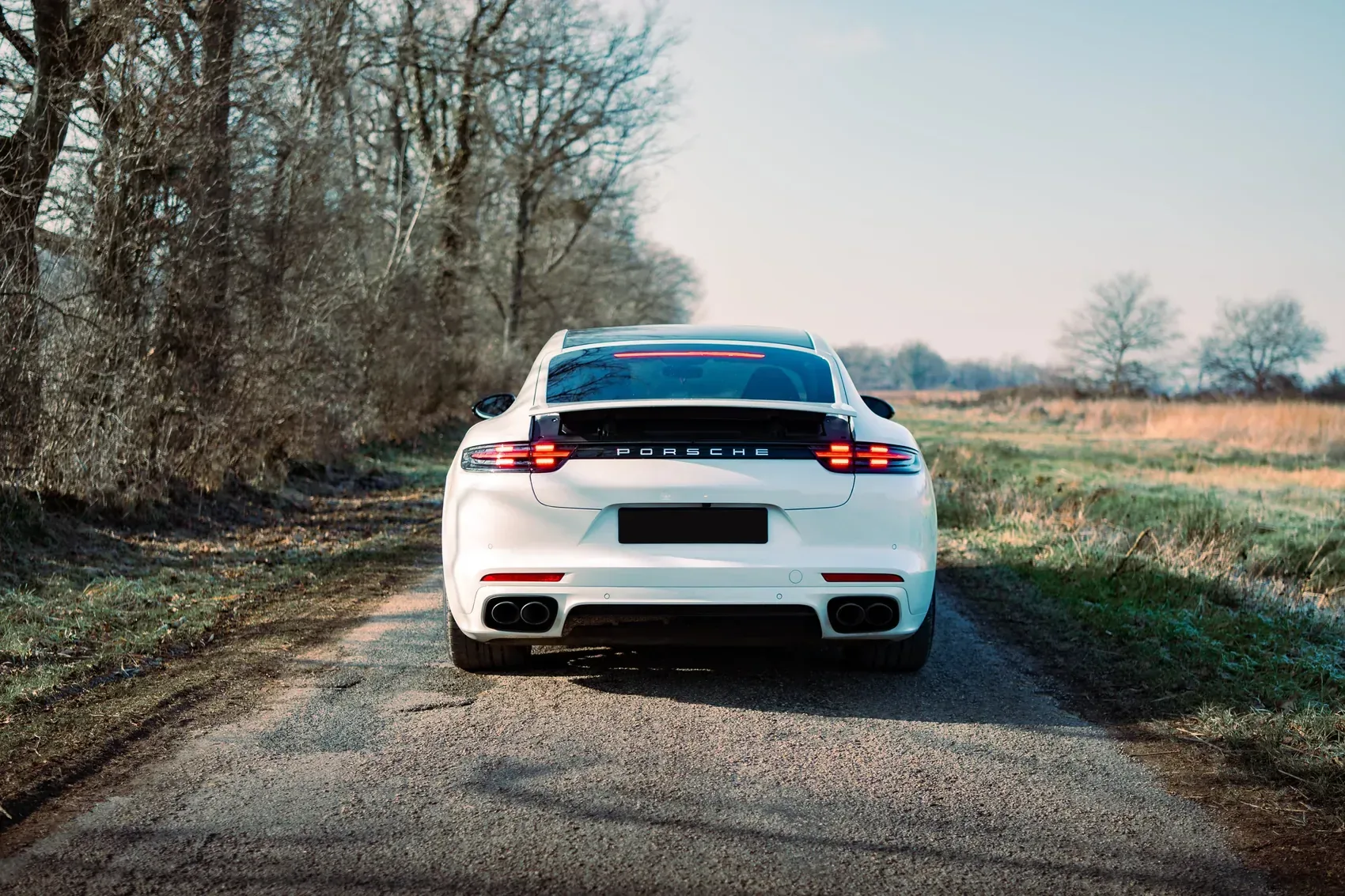Vue arrière et bandeau lumineux Porsche