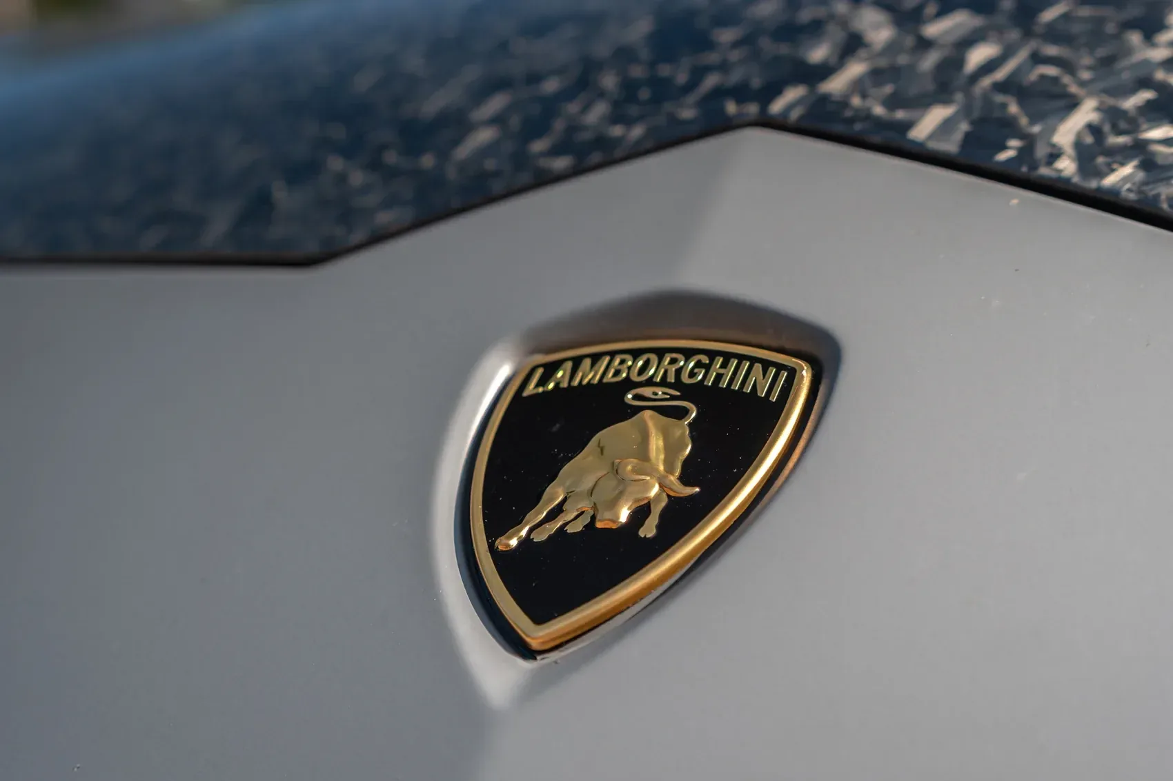 Écusson Lamborghini sur le capot