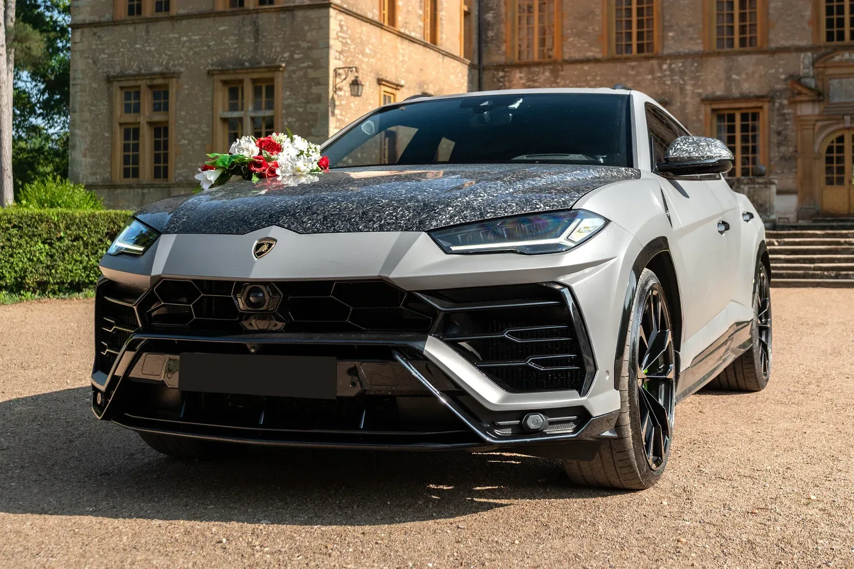 Lamborghini Urus, vue avant devant le château
