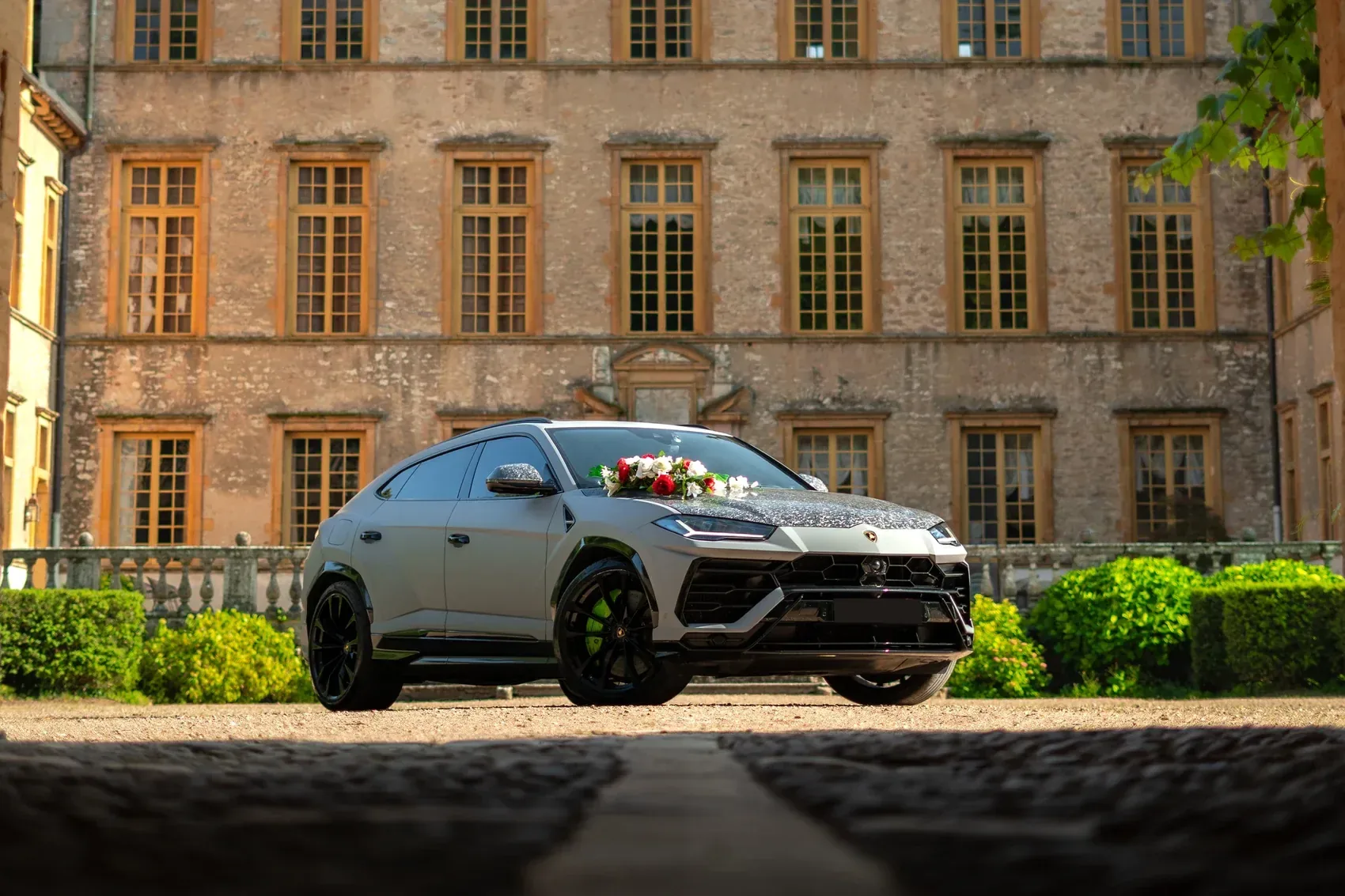 Lamborghini Urus, vue avant en contre-plongée devant le château