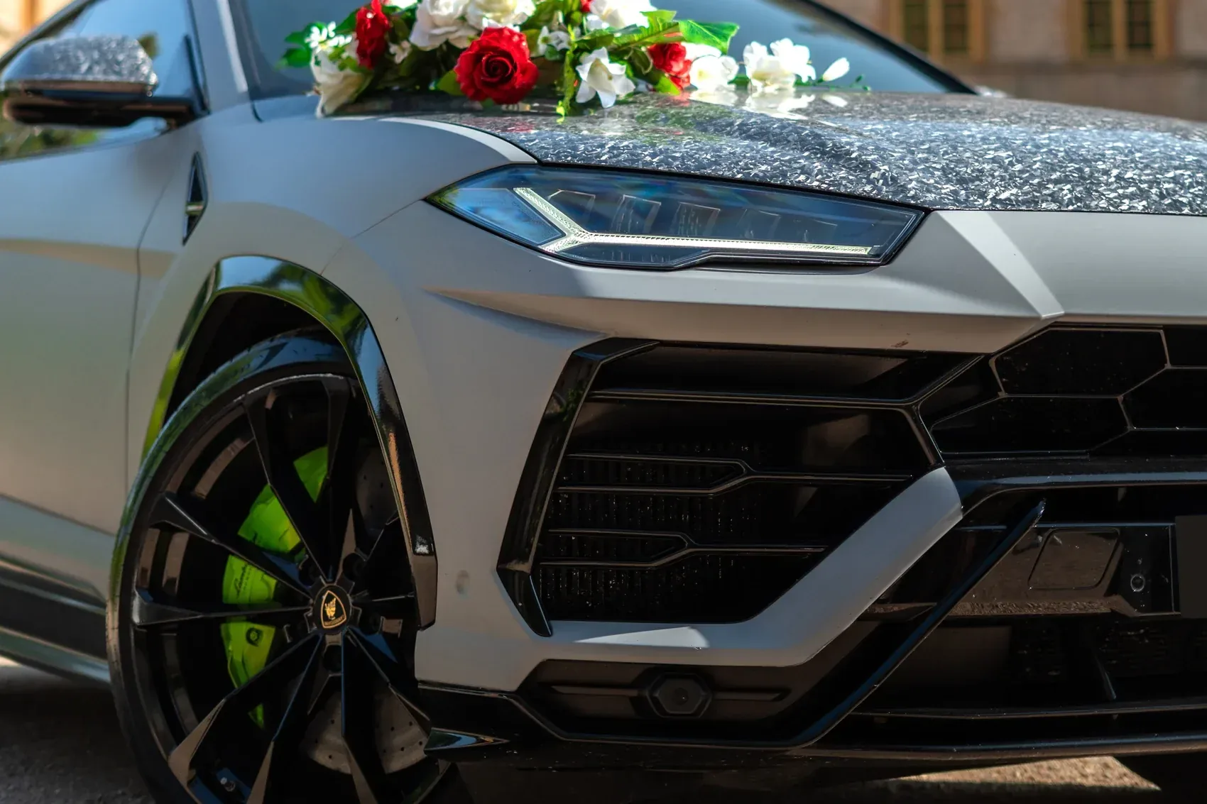 Détail de la calandre et du capot fleuri