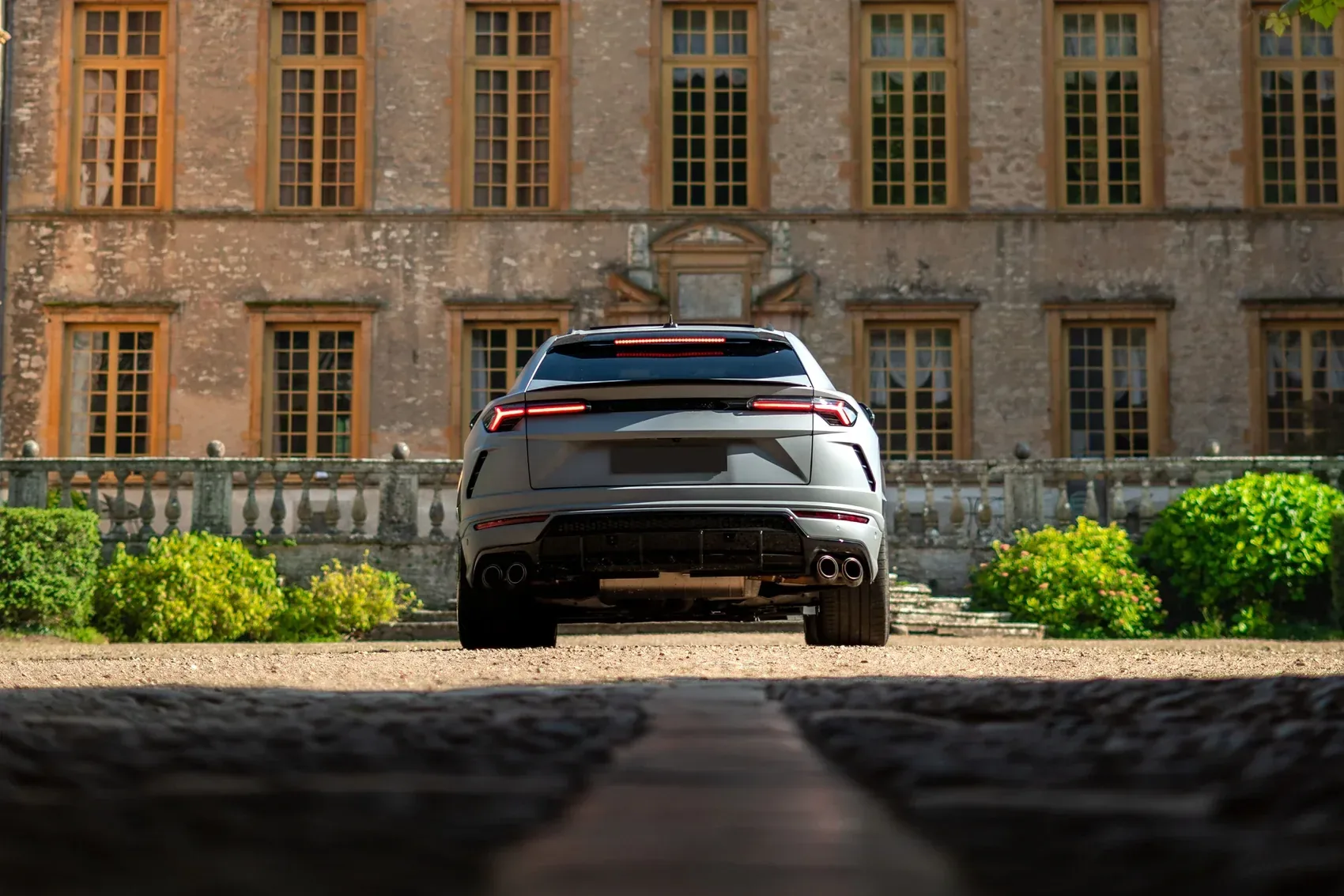 Lamborghini Urus, vue arrière devant le château