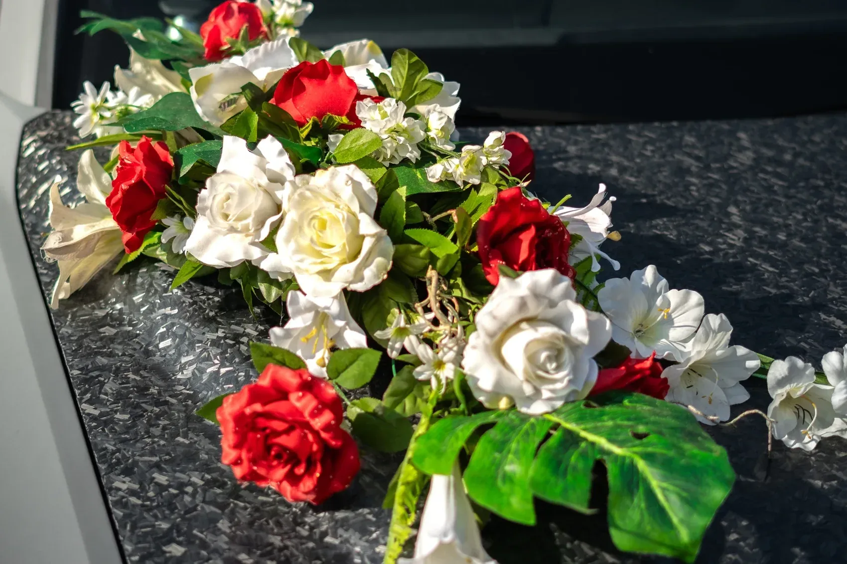 Composition florale sur le capot