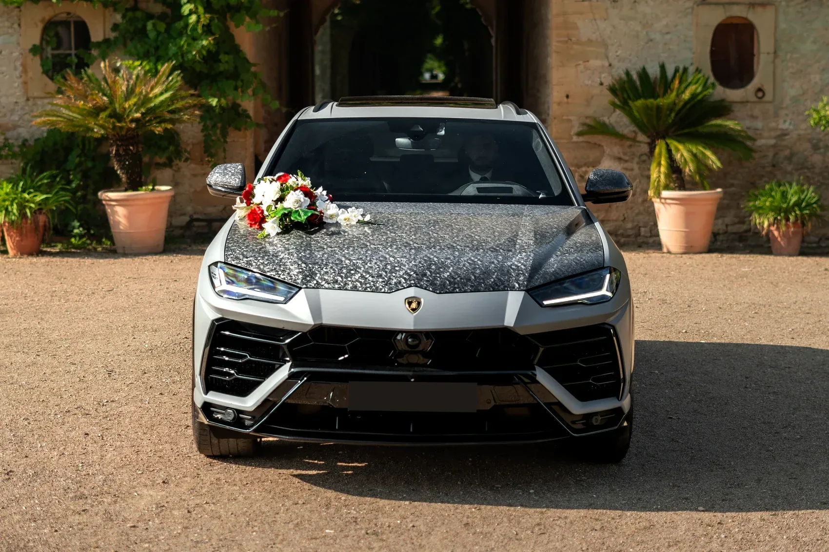 Lamborghini Urus sous le porche d'entrée