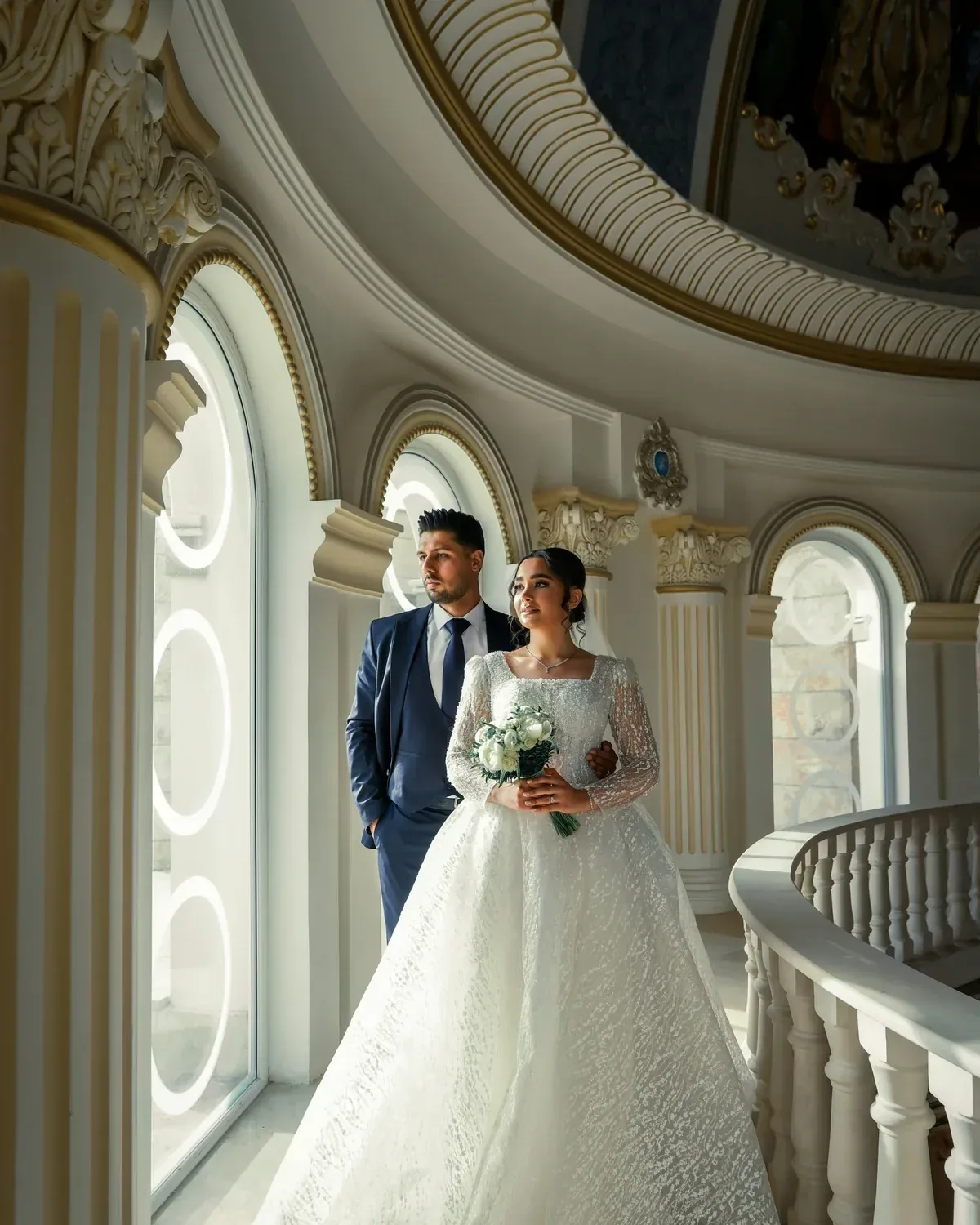 Couple de mariés avec voiture Noctis Concierge