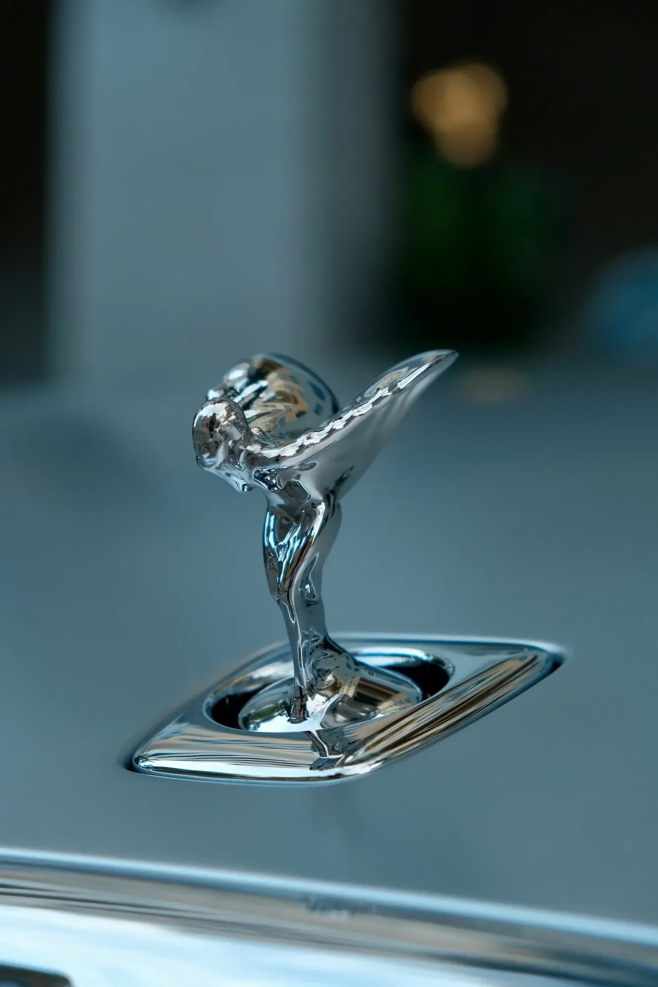 Mascotte Spirit of Ecstasy sur une Rolls-Royce Noctis Concierge